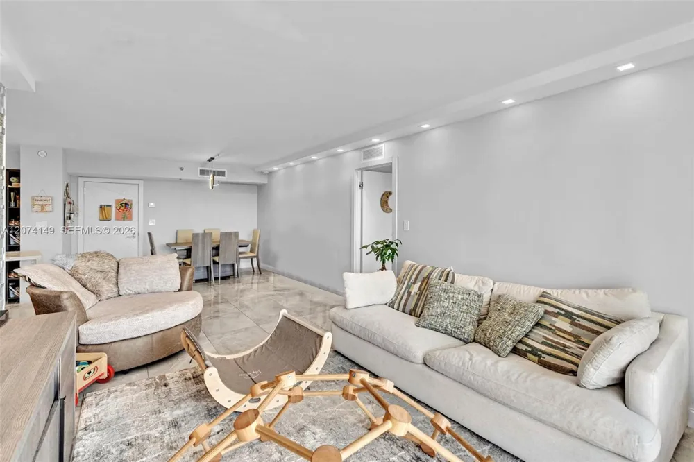 3530 Mystic Pointe Dr #411 Aventura, FL 33180