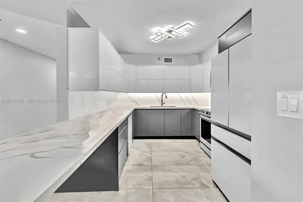 3530 Mystic Pointe Dr #411 Aventura, FL 33180