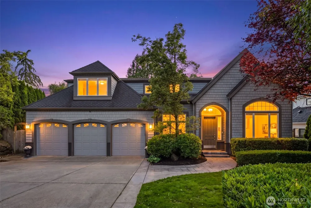 3039 92nd Place NE Clyde Hill, WA 98004