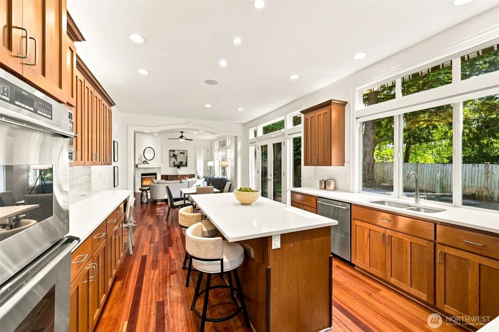 3039 92nd Place NE Clyde Hill, WA 98004