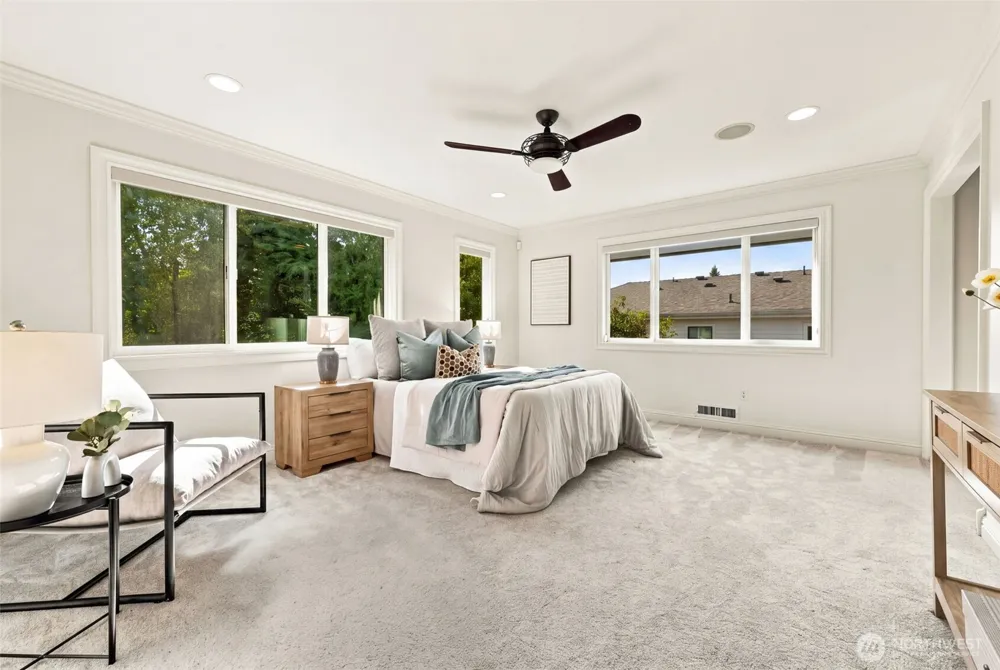3039 92nd Place NE Clyde Hill, WA 98004