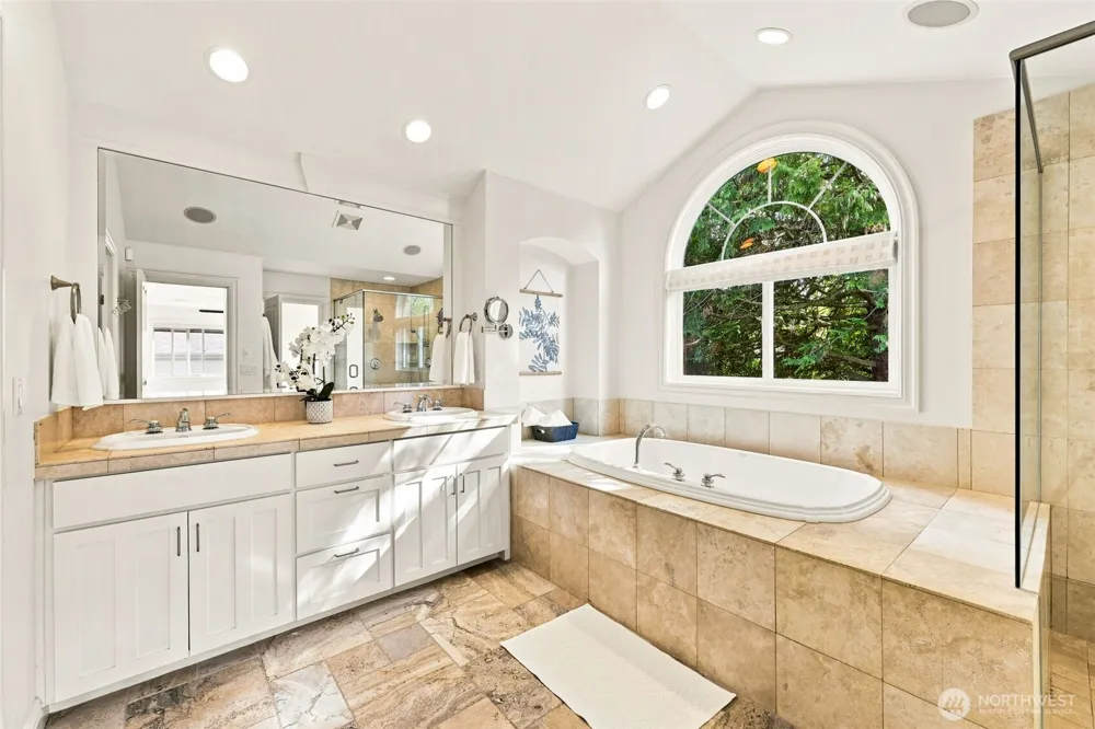 3039 92nd Place NE Clyde Hill, WA 98004