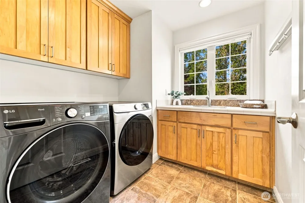 3039 92nd Place NE Clyde Hill, WA 98004