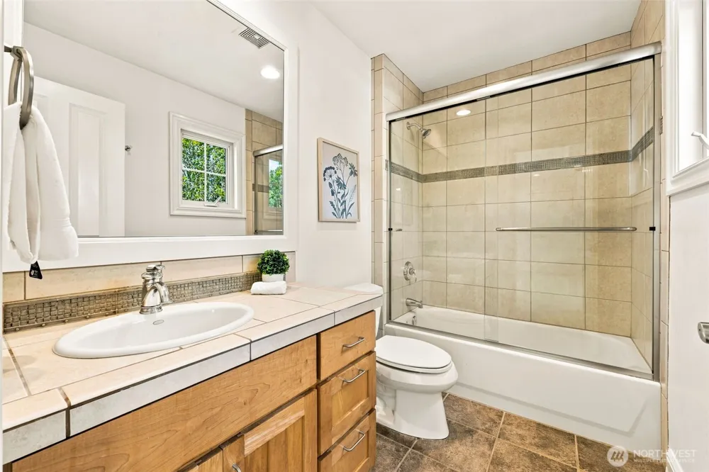 3039 92nd Place NE Clyde Hill, WA 98004