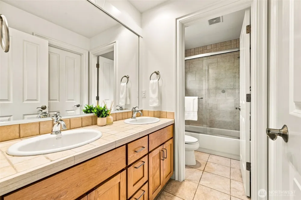 3039 92nd Place NE Clyde Hill, WA 98004