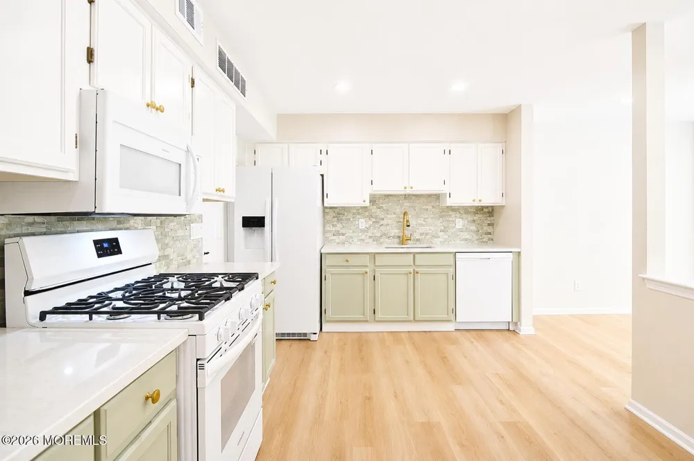 99 Oak Lane Eatontown, NJ 07724