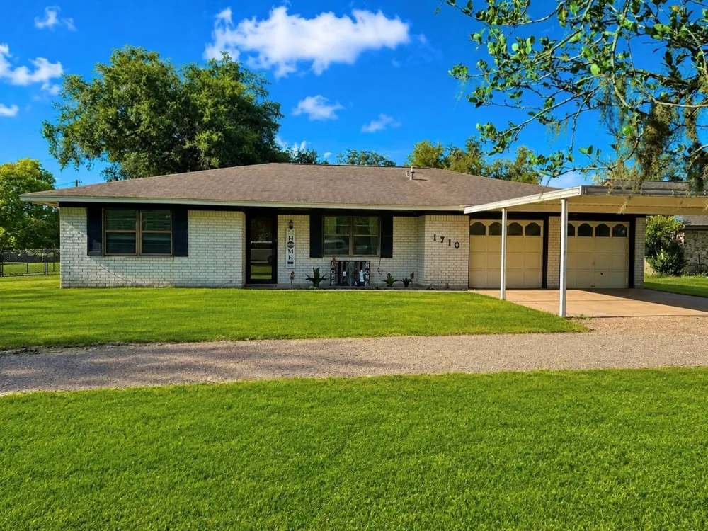 1710 North Road Lake Jackson, TX 77566