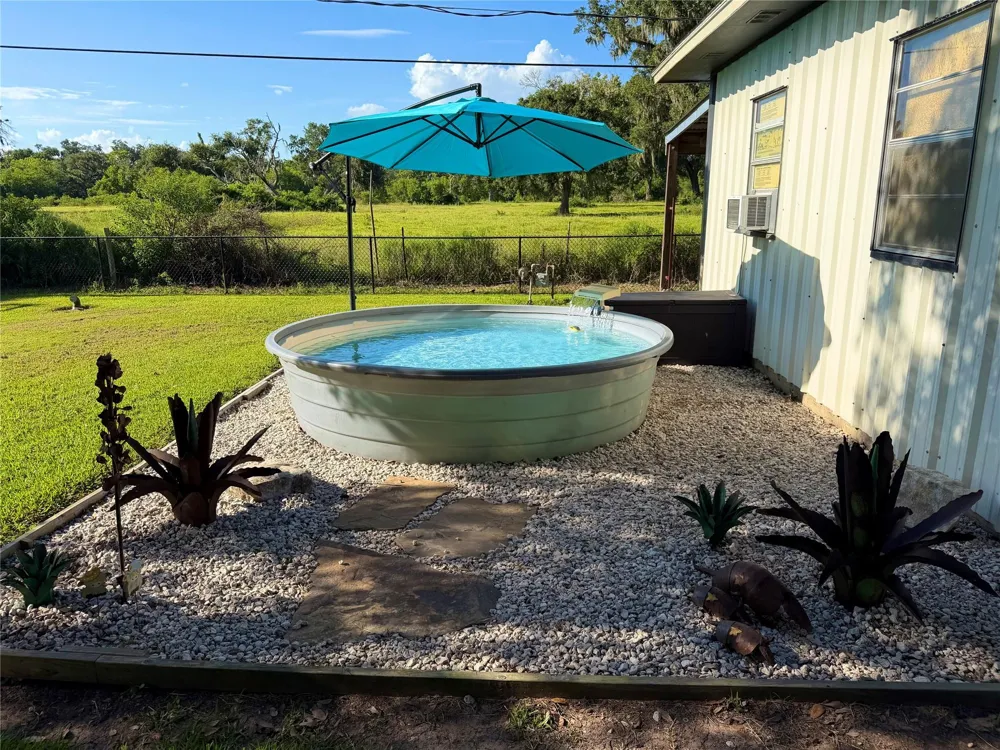 1710 North Road Lake Jackson, TX 77566