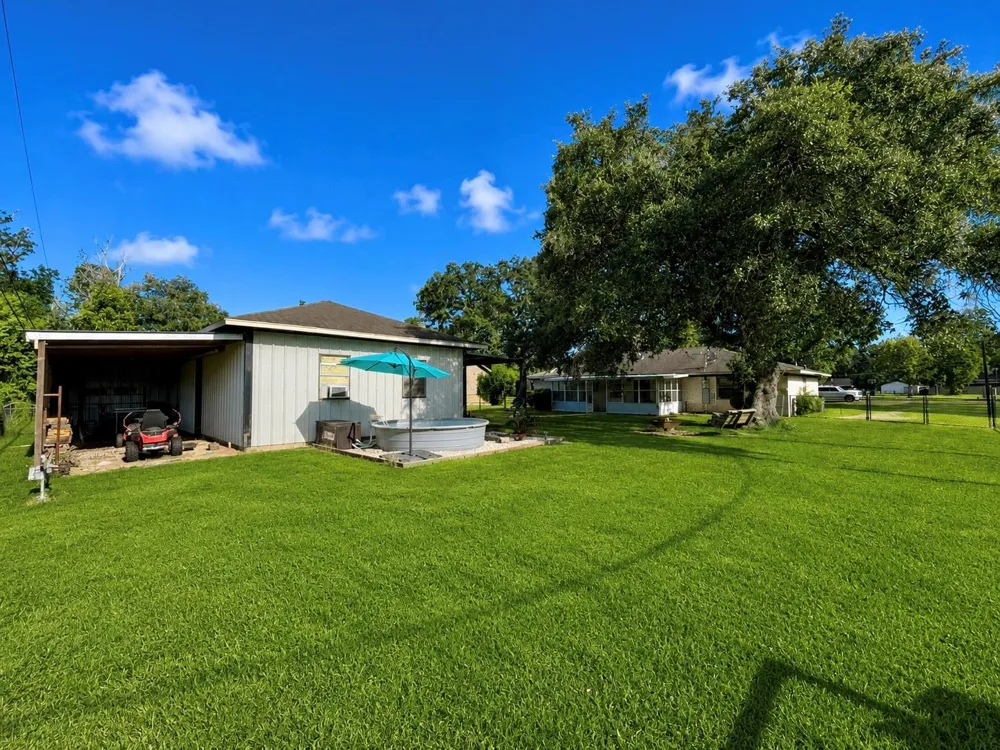 1710 North Road Lake Jackson, TX 77566
