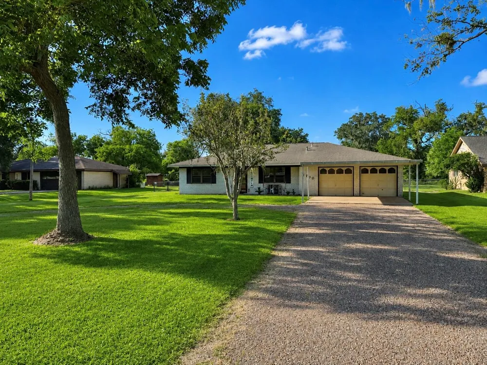 1710 North Road Lake Jackson, TX 77566