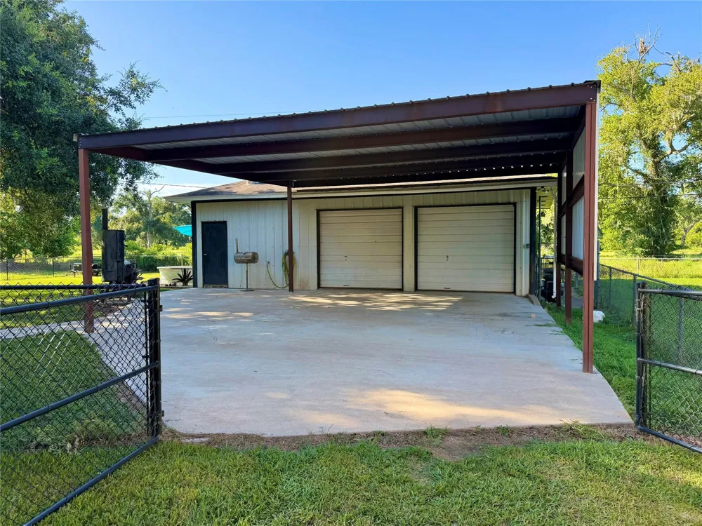 1710 North Road Lake Jackson, TX 77566
