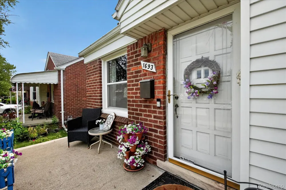 1693 Riverbank Street Lincoln Park City, MI 48146
