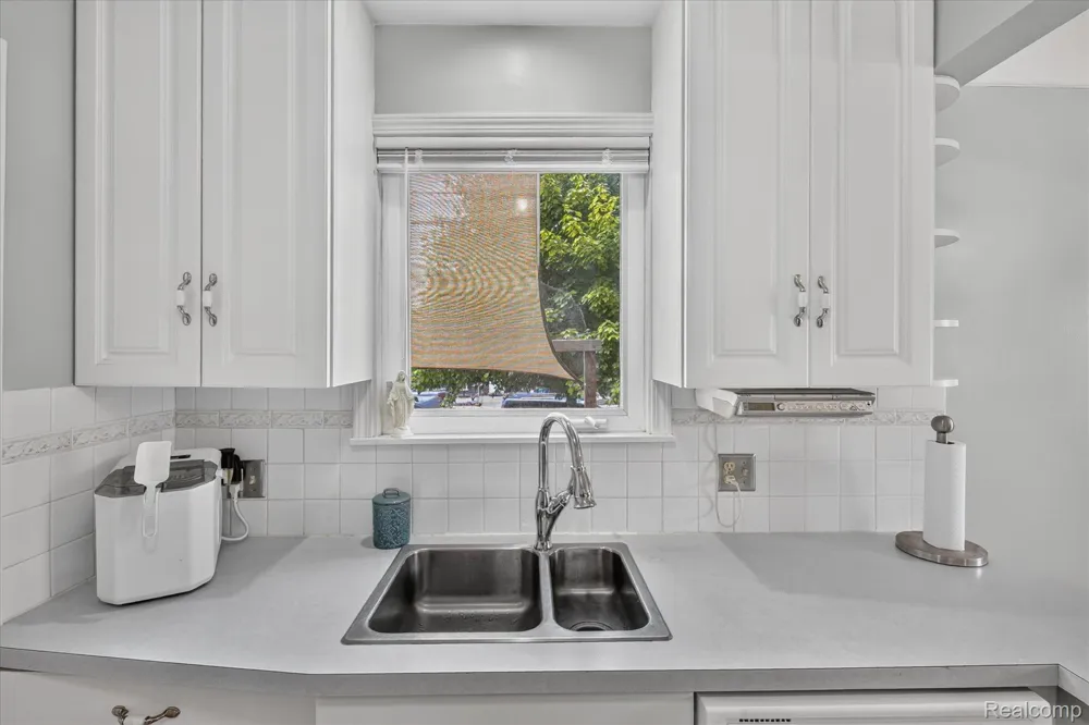 1693 Riverbank Street Lincoln Park City, MI 48146