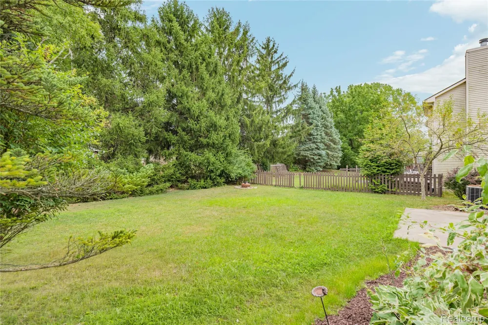 47258 Scarlet Drive Novi City, MI 48374