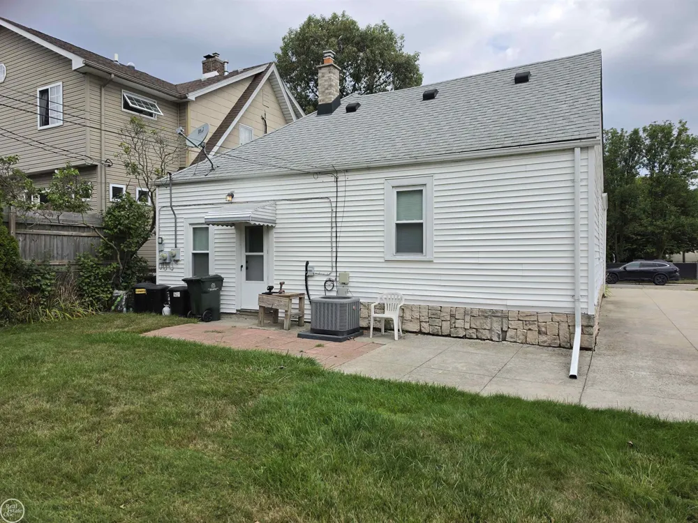 22804 BARTON STREET St Clair Shores City, MI 48081
