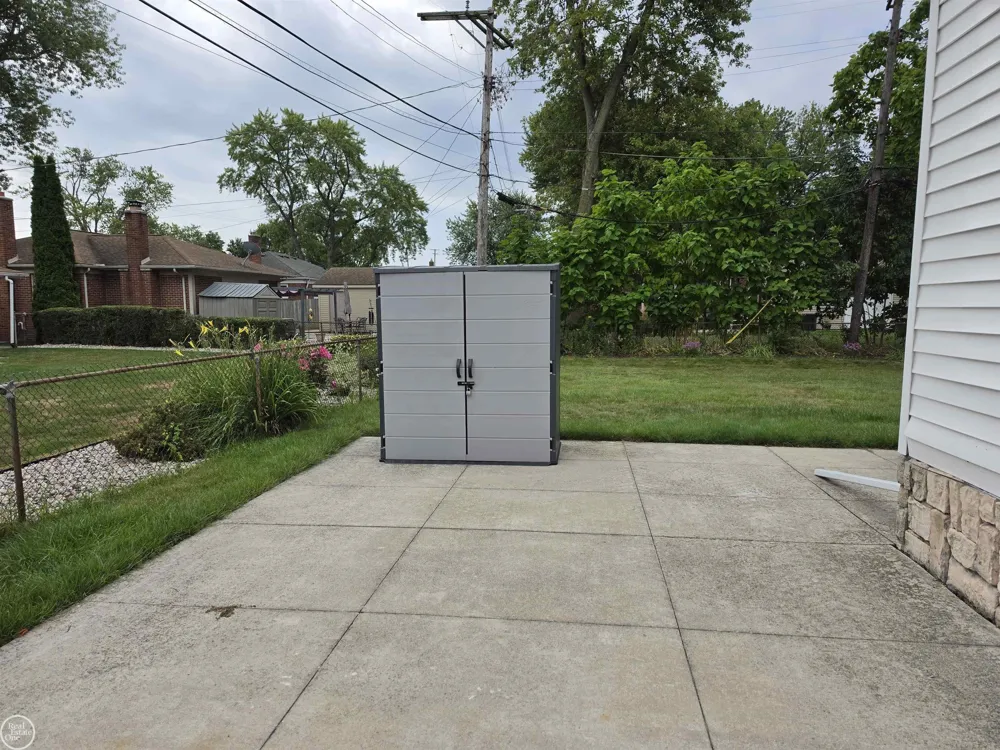 22804 BARTON STREET St Clair Shores City, MI 48081