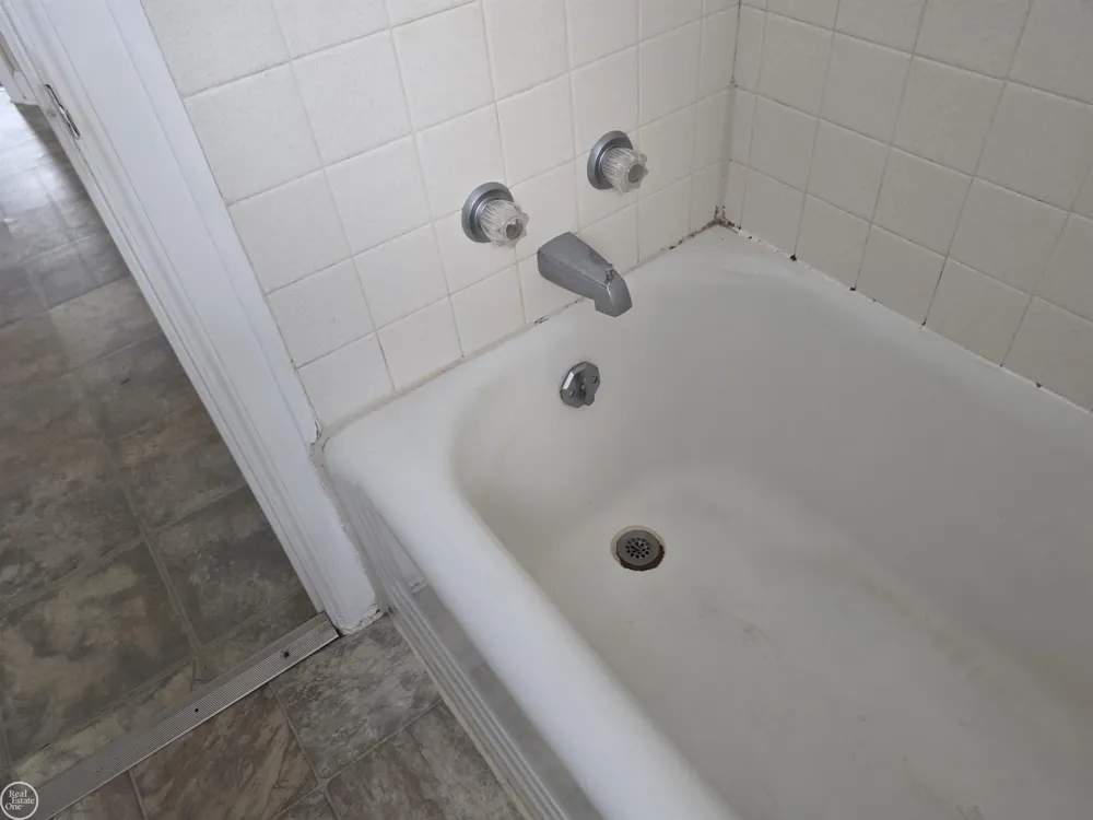 22804 BARTON STREET St Clair Shores City, MI 48081