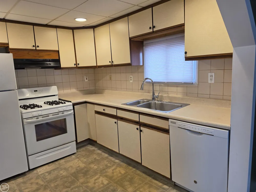 22804 BARTON STREET St Clair Shores City, MI 48081