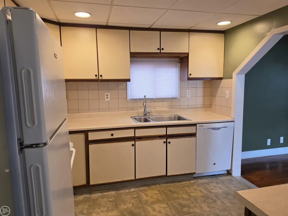 22804 BARTON STREET St Clair Shores City, MI 48081