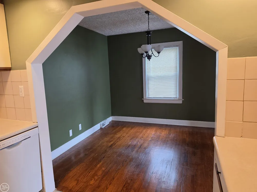 22804 BARTON STREET St Clair Shores City, MI 48081