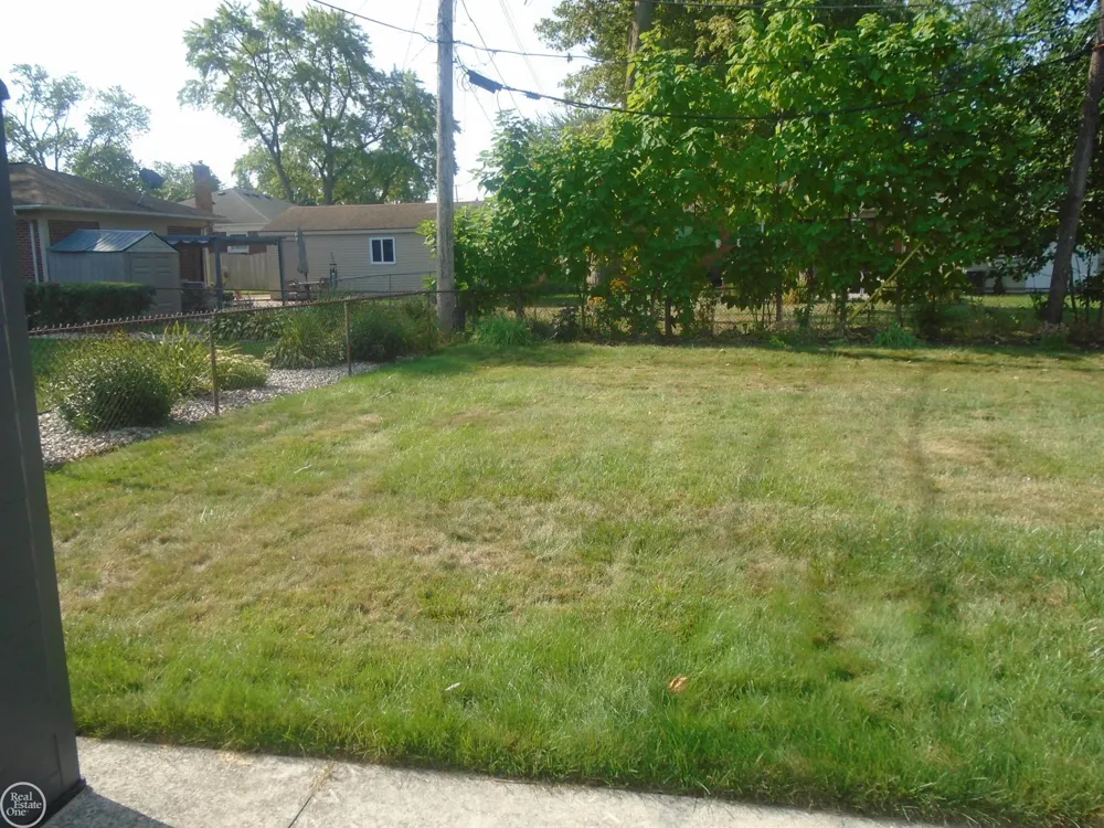 22804 BARTON STREET St Clair Shores City, MI 48081