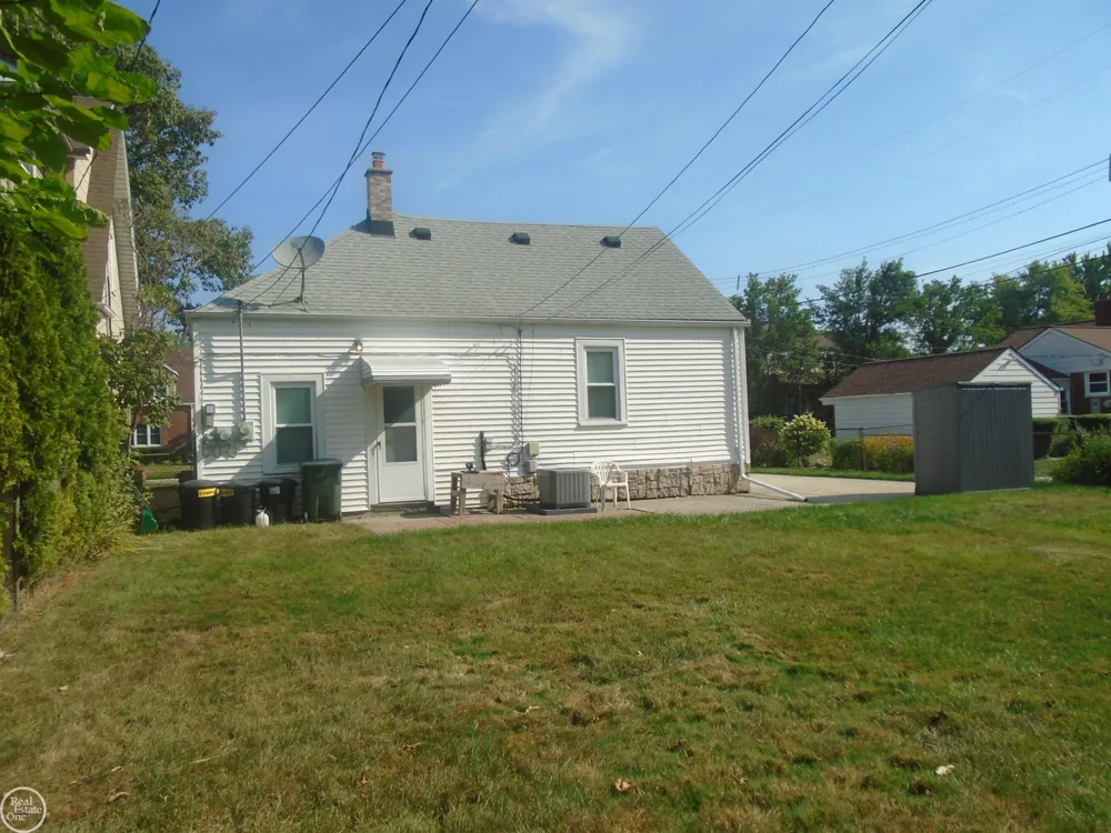 22804 BARTON STREET St Clair Shores City, MI 48081