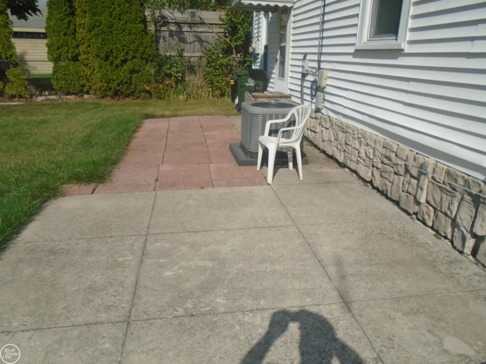 22804 BARTON STREET St Clair Shores City, MI 48081
