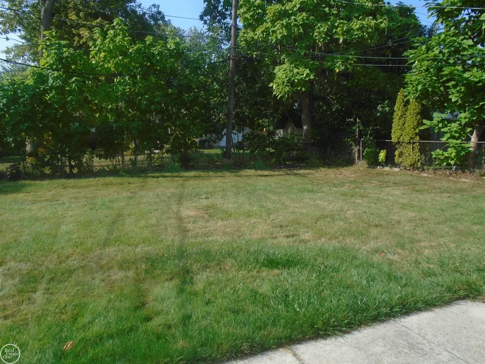 22804 BARTON STREET St Clair Shores City, MI 48081
