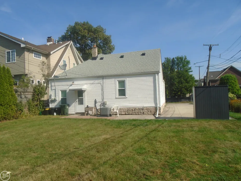 22804 BARTON STREET St Clair Shores City, MI 48081