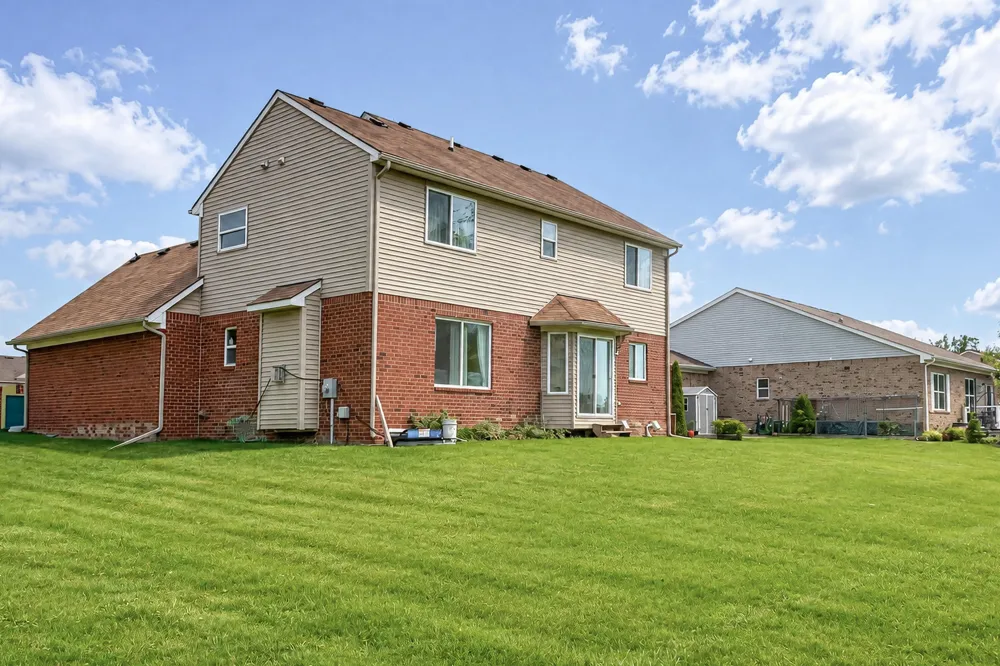 26626 Lakepointe Drive Taylor City, MI 48180