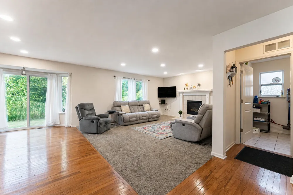 26626 Lakepointe Drive Taylor City, MI 48180