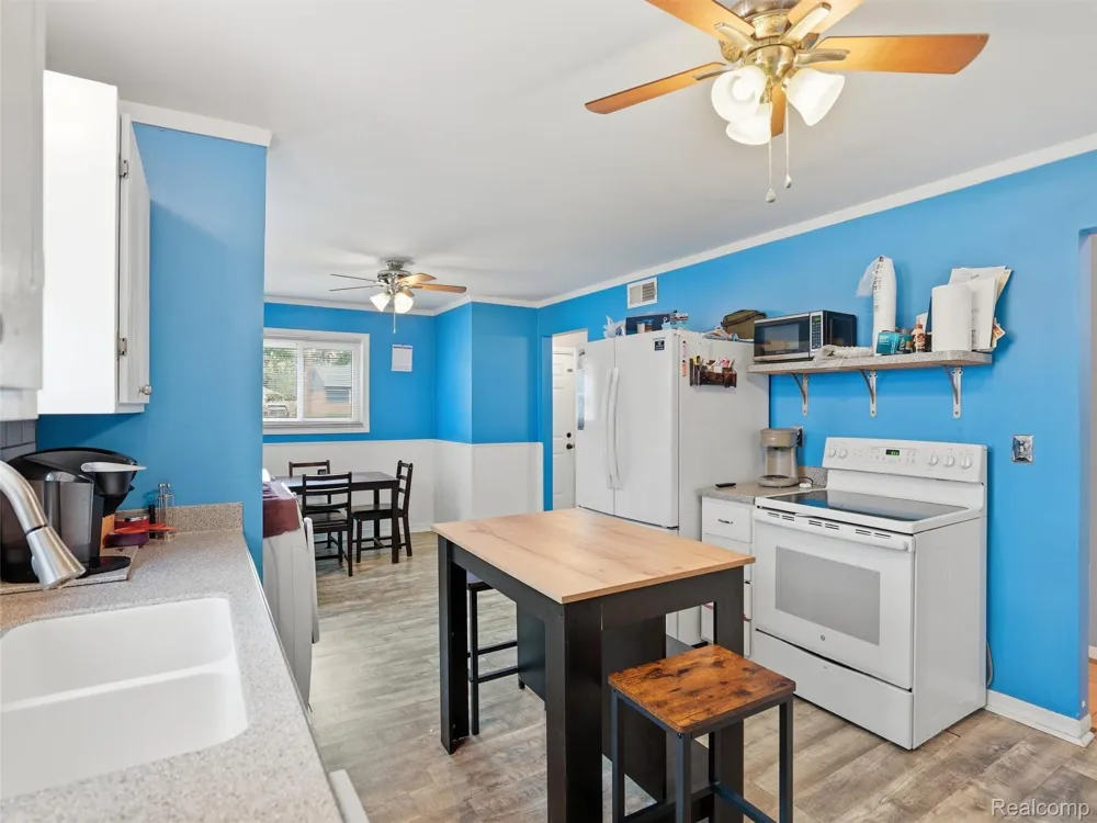 21601 Parkway Street St Clair Shores City, MI 48082