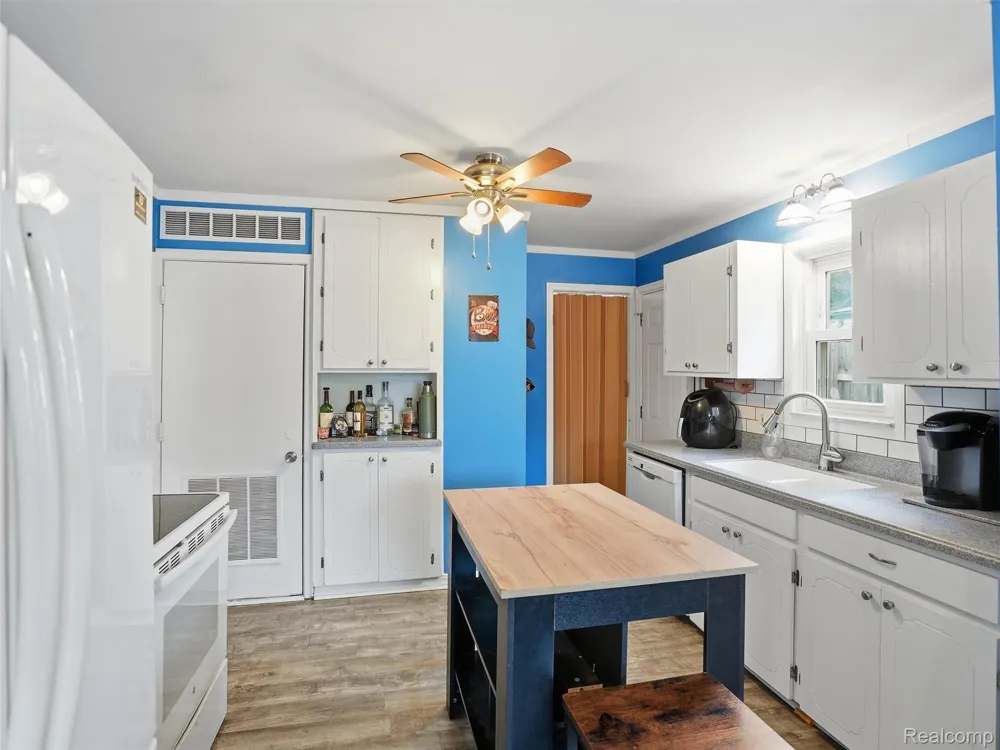 21601 Parkway Street St Clair Shores City, MI 48082