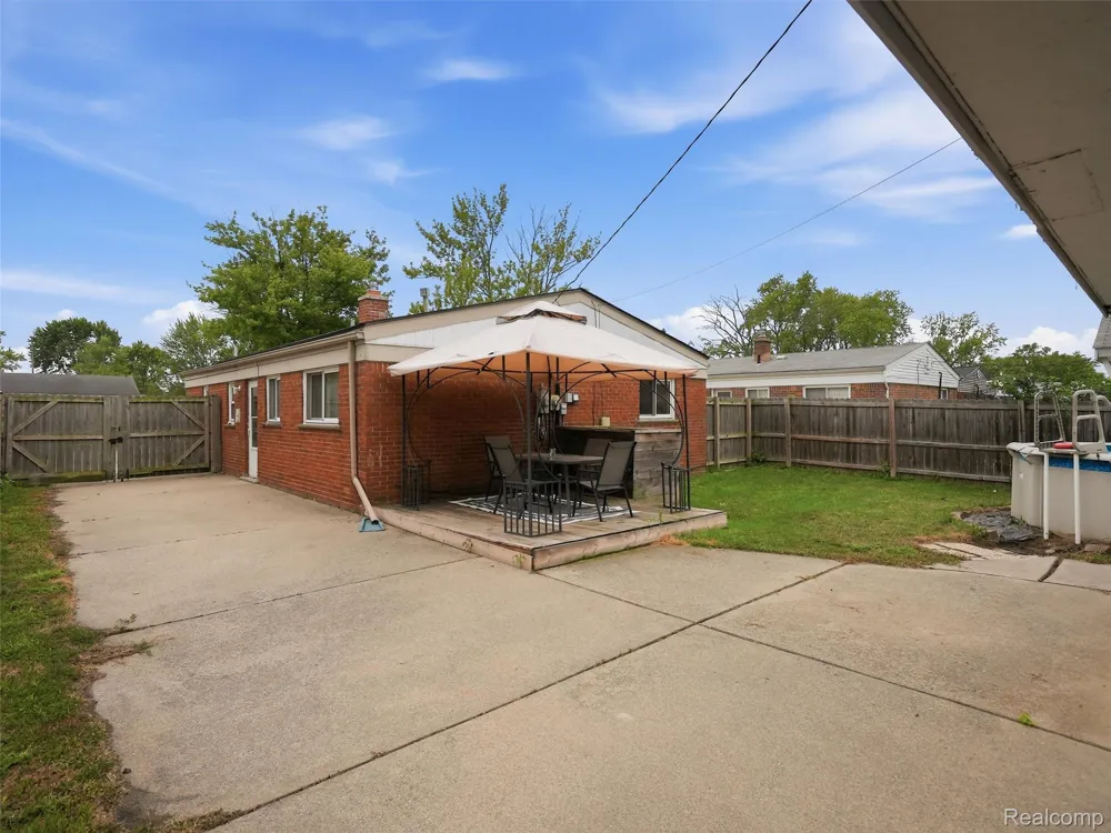 21601 Parkway Street St Clair Shores City, MI 48082