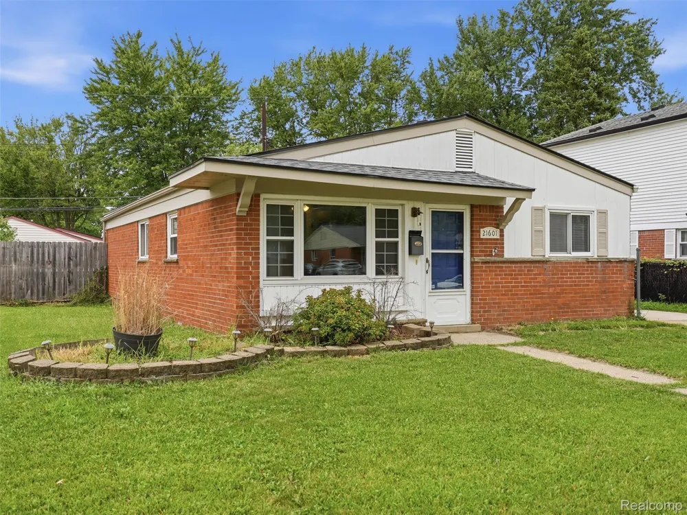 21601 Parkway Street St Clair Shores City, MI 48082