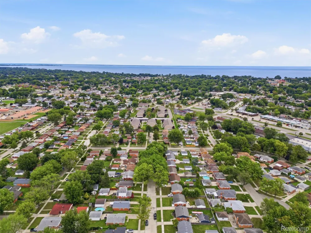 21601 Parkway Street St Clair Shores City, MI 48082