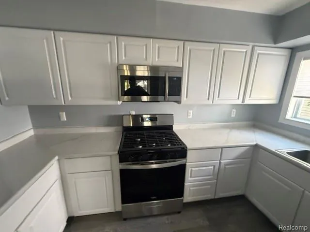 227 W Strathmore Avenue Pontiac City, MI 48340