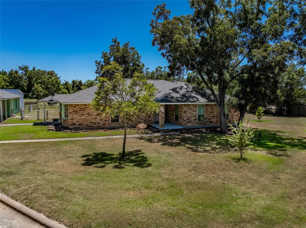 778 E Bellville Street Giddings, TX 78942