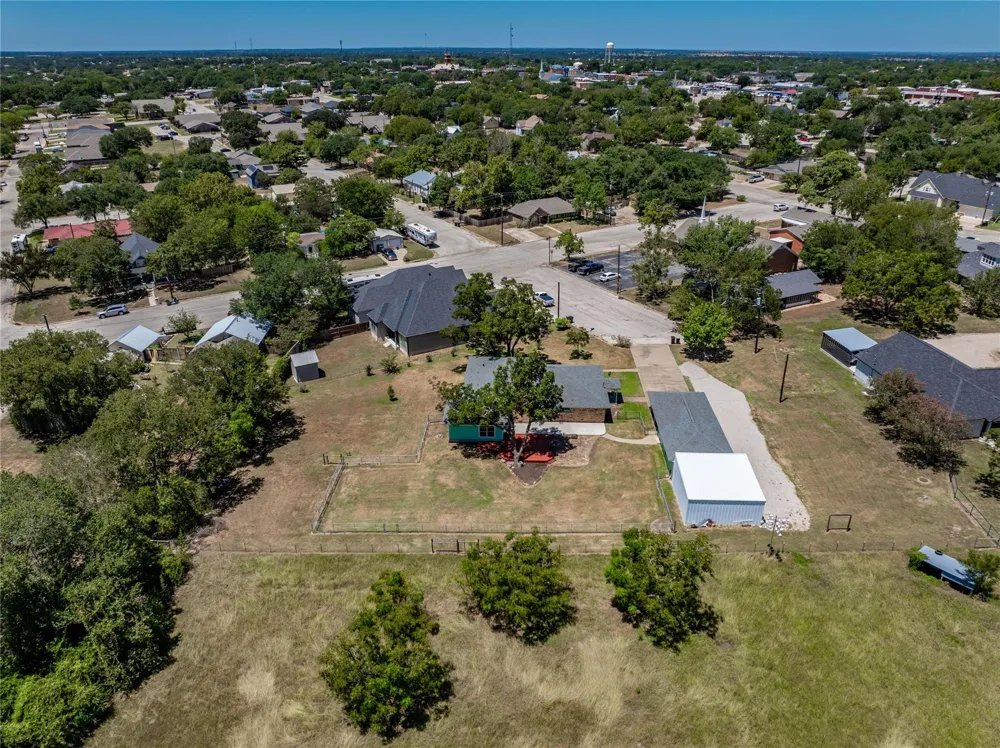778 E Bellville Street Giddings, TX 78942