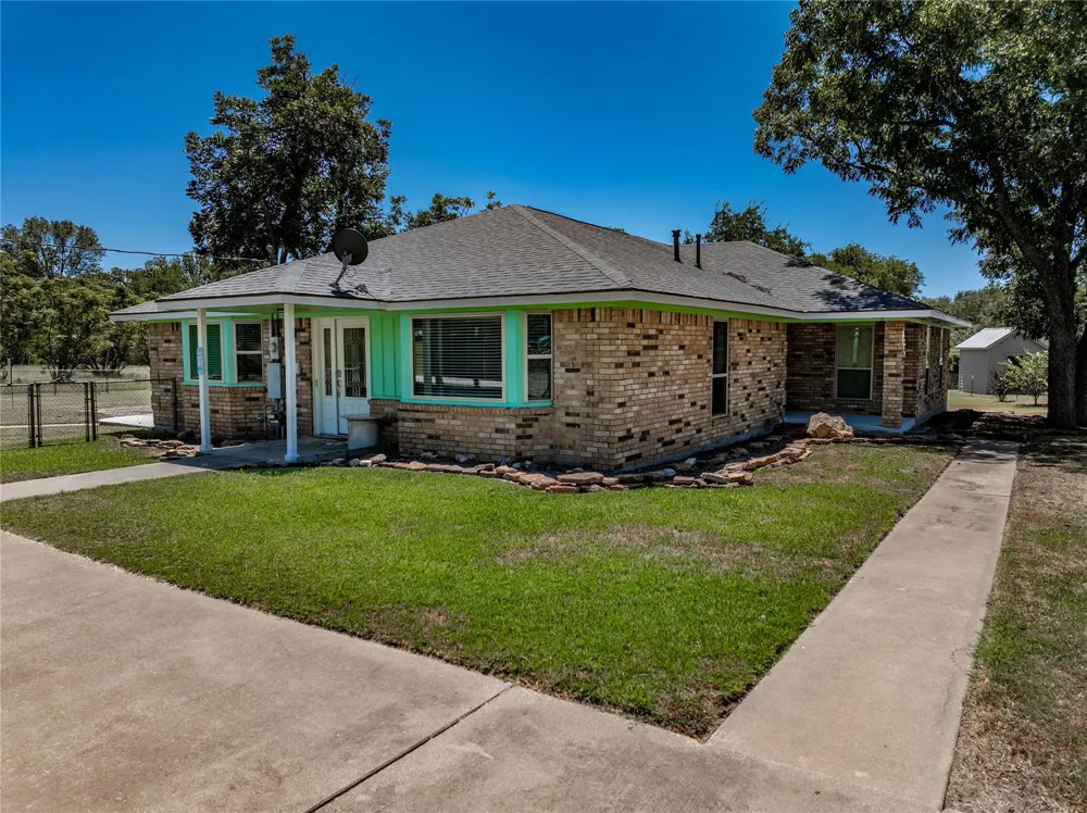 778 E Bellville Street Giddings, TX 78942