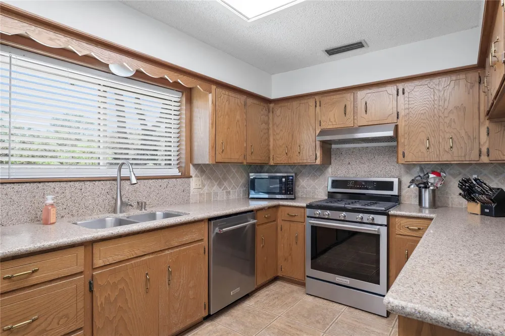 778 E Bellville Street Giddings, TX 78942