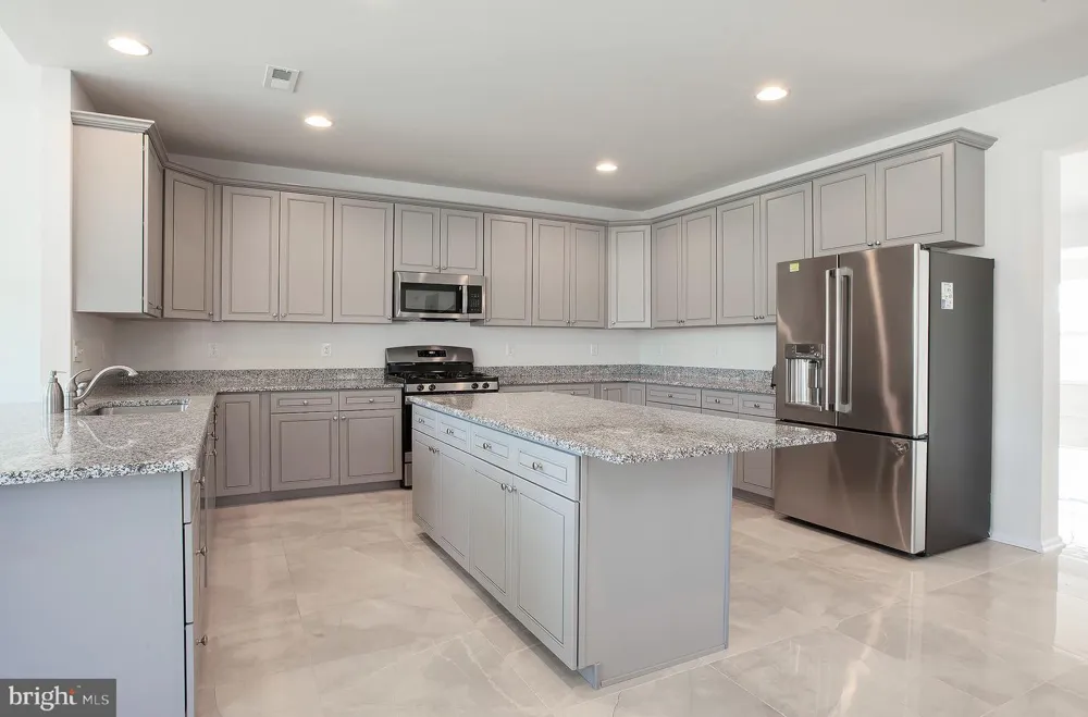 41 CHAMPLAIN STREET Sicklerville, NJ 08081