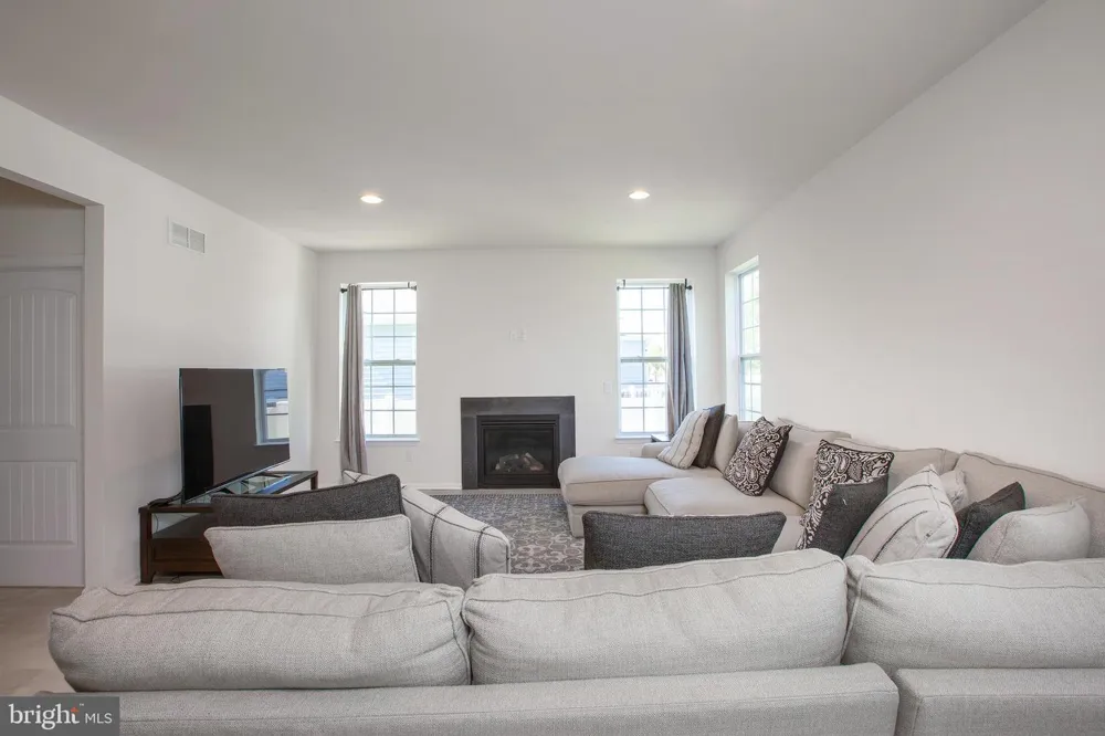 41 CHAMPLAIN STREET Sicklerville, NJ 08081