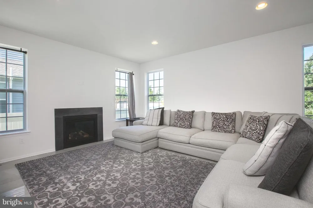 41 CHAMPLAIN STREET Sicklerville, NJ 08081