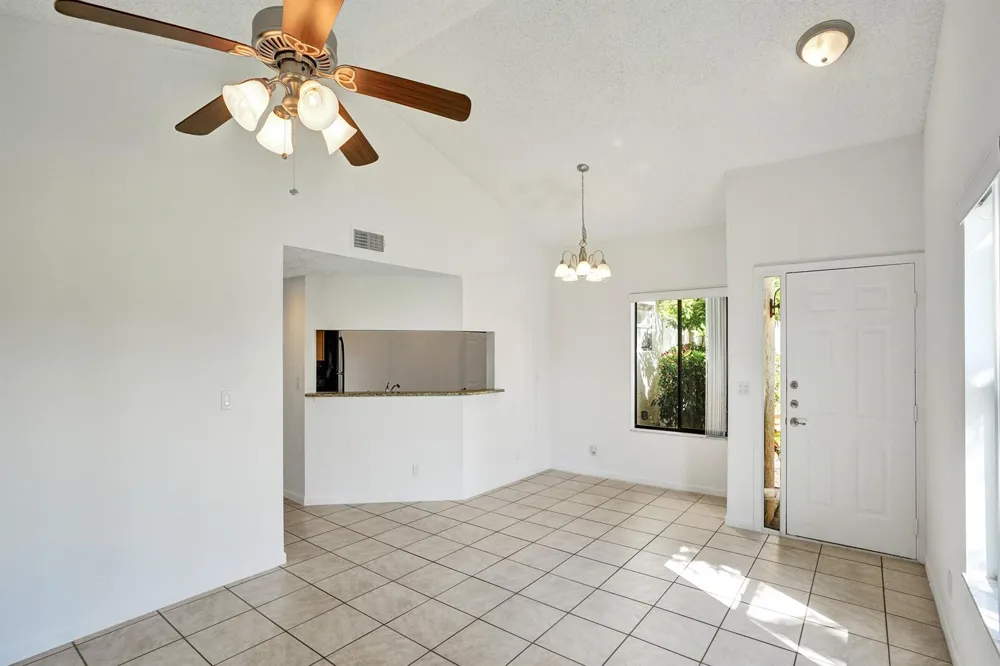 12 VIA DE CASAS SUR #101 Boynton Beach, FL 33426