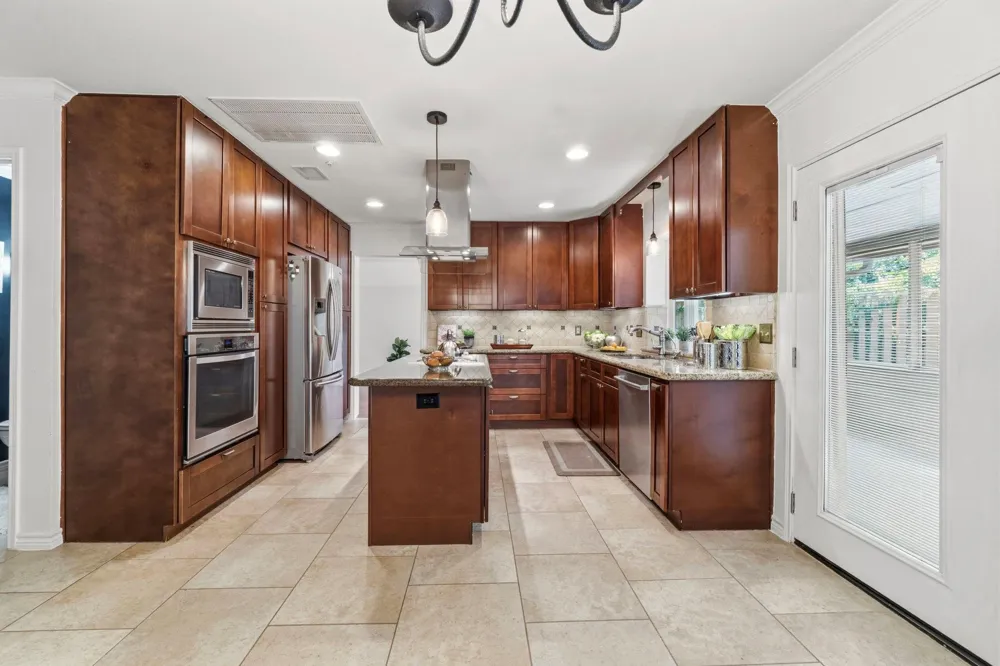 11 Thorn Berry Place The Woodlands, TX 77381