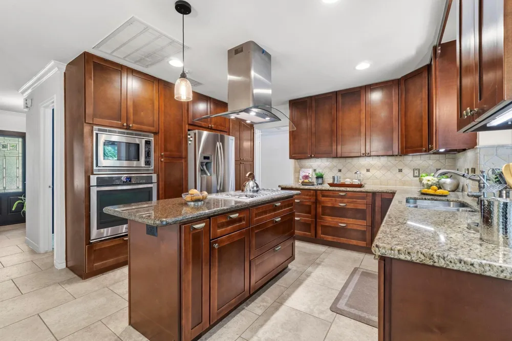 11 Thorn Berry Place The Woodlands, TX 77381