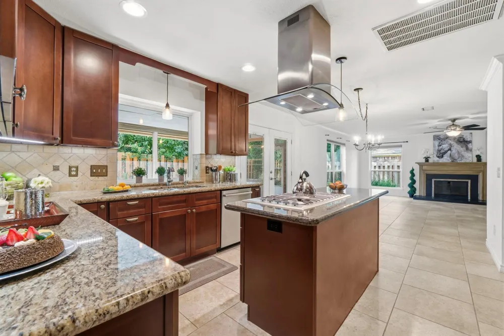 11 Thorn Berry Place The Woodlands, TX 77381