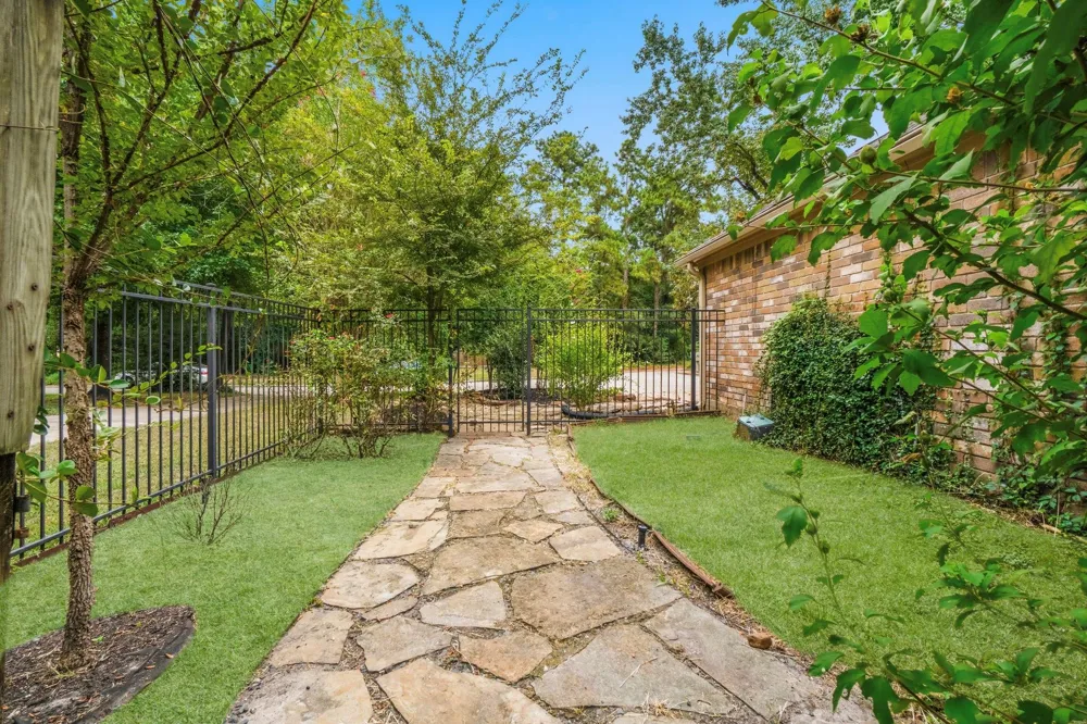 11 Thorn Berry Place The Woodlands, TX 77381