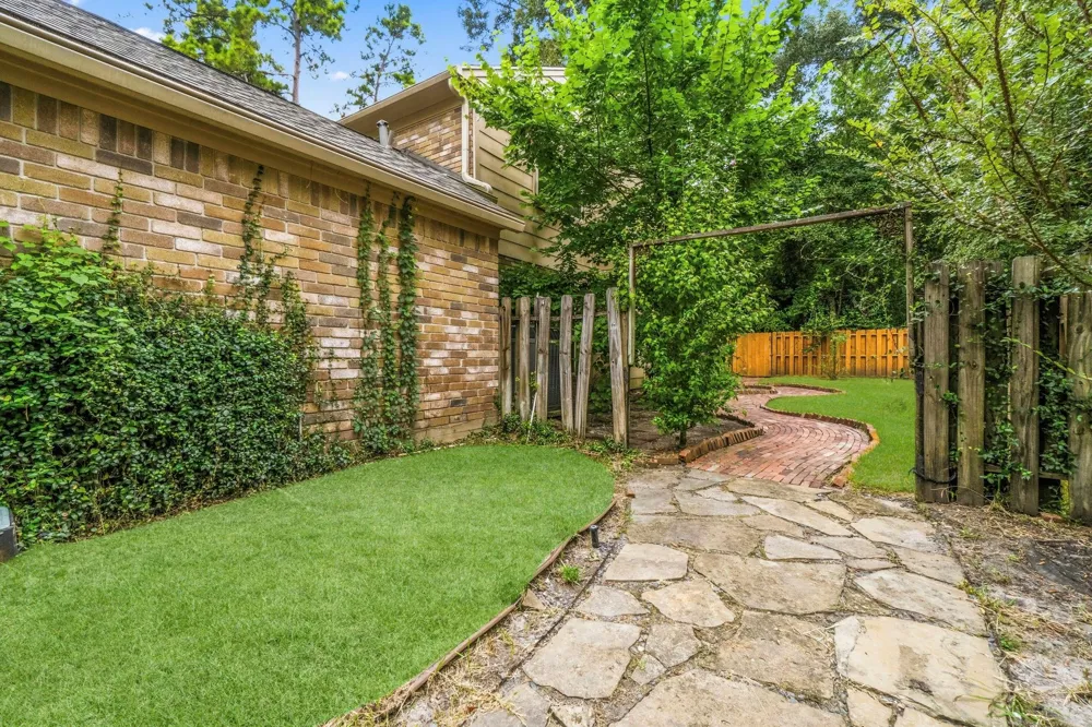 11 Thorn Berry Place The Woodlands, TX 77381